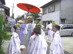 Children playing the role of shrine maidens