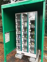 緑色の屋根付きの自動販売機が並んでいる風景。