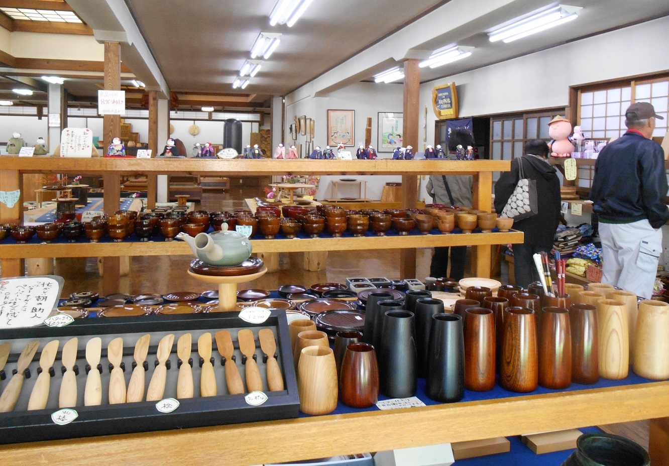 キッチン用品や保存容器が棚に並び買い物客が通路を歩く店内の様子