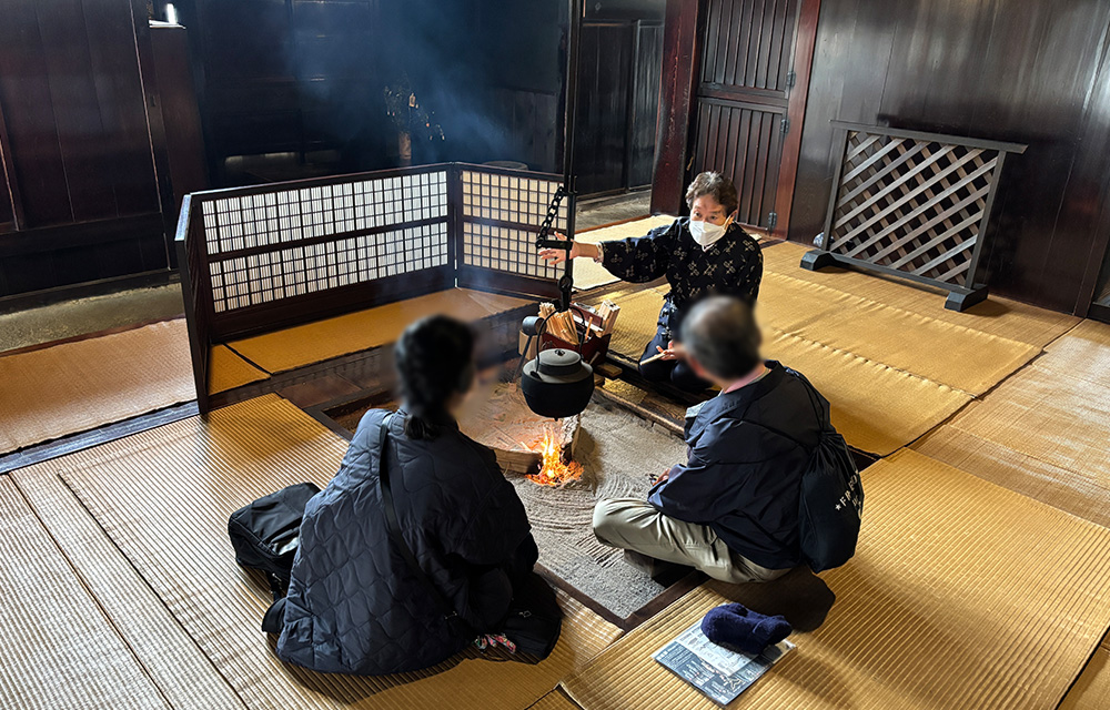 脇本陣奥谷で語る語り部の案内している様子